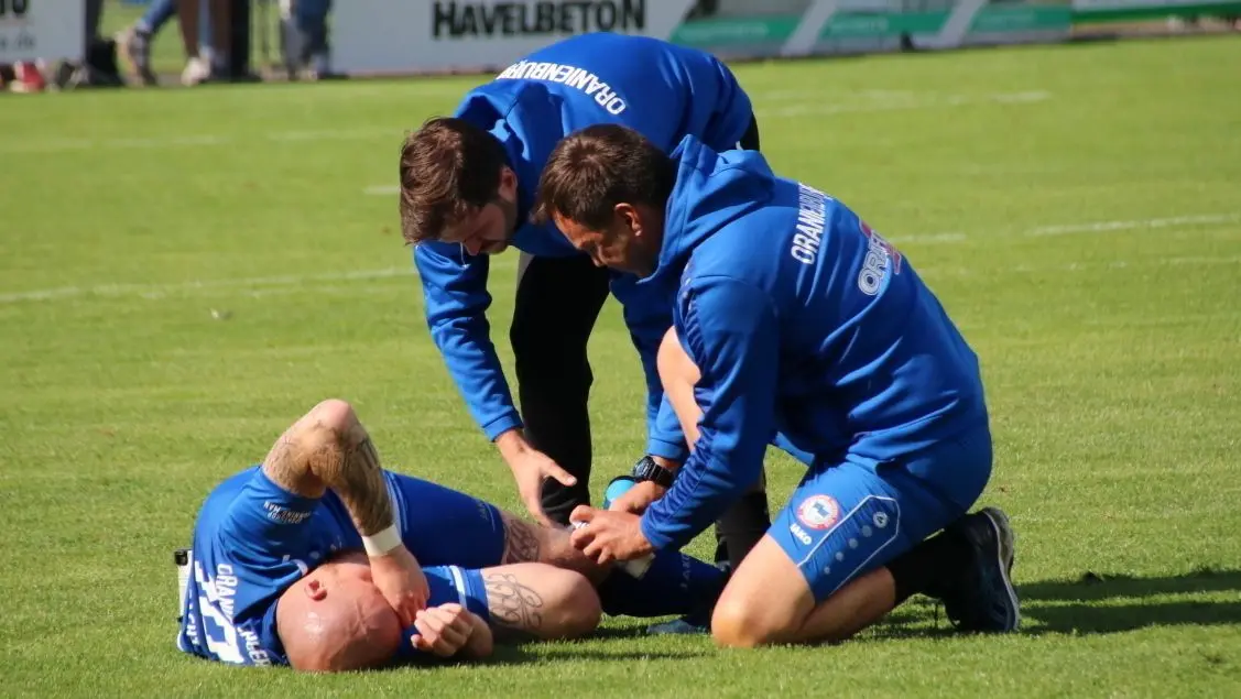 Schon mehrere Wochen lang ohne Einsatz: Für Oranienburgs Miguel Unger (liegend) hatte das Stadtderby in Sachsenhausen am 3. Spieltag Folgen.