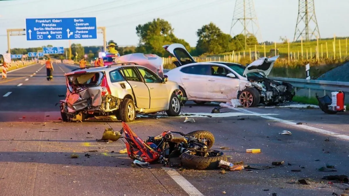Einen Toten und drei teils schwerverletzte Personen forderte der Unfall vom 28. August 2022 auf der Autobahn A10 zwischen Mühlenbeck und Dreieck Pankow. Muss sich der den Unfall verursachende Autofahrer aus Berlin, der stark alkoholisiert war, dafür vor Gericht verantworten?
28.08.2022, Brandenburg, Mühlenbecker Land: Ein zerstörtes Motorrad und zwei völlig demolierte Autos stehen nach einem schweren Unfall auf der Autobahn 10. Bei dem Unfall auf der Autobahn 10 nahe der Gemeinde Mühlenbecker Land ist ein Motorradfahrer gestorben, zwei weitere Menschen haben Verletzungen erlitten. Der Unfall ereignete sich zwischen der Anschlussstelle Mühlenbeck und dem Dreieck Pankow, nördlich von Berlin. Foto: Philipp Neumann/TNN/dpa +++ dpa-Bildfunk +++