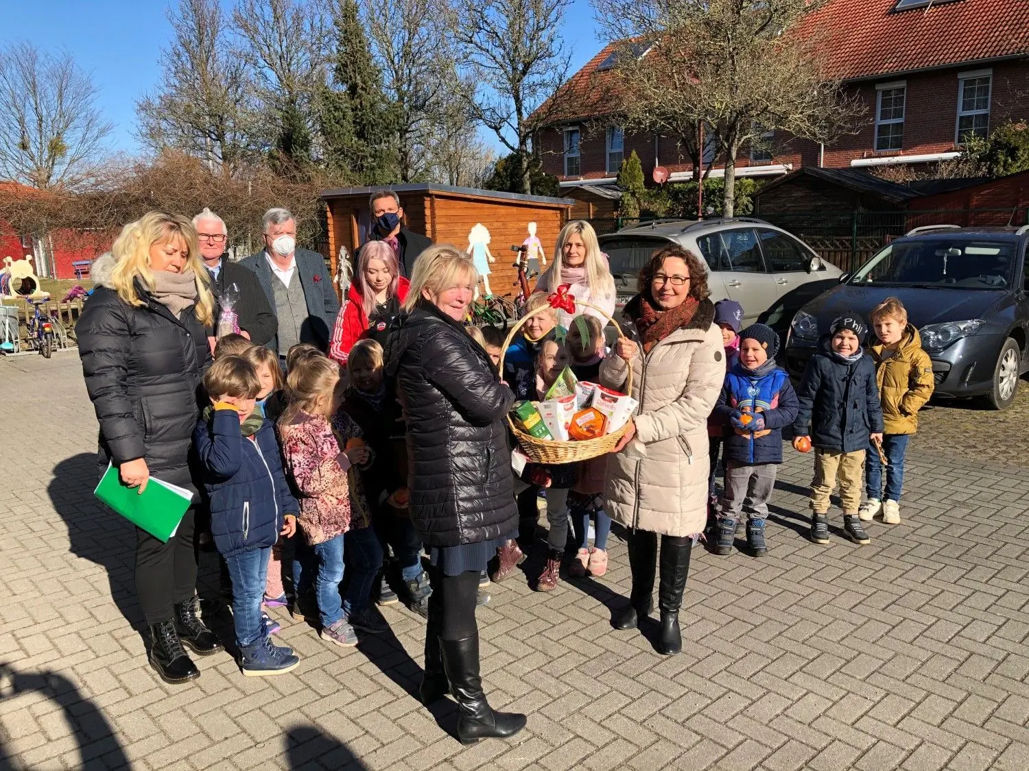 Gruppenbild mit „Rasselbande“: Die Jungen und Mädchen der Neuenhagener Kita mit Erzieherinnen, Landrat Gernot Schmidt (hinten, Dritter von links) und der Landesgleichstellungsbeauftragten Manuela Dörnenburg (vorne, rechts)
