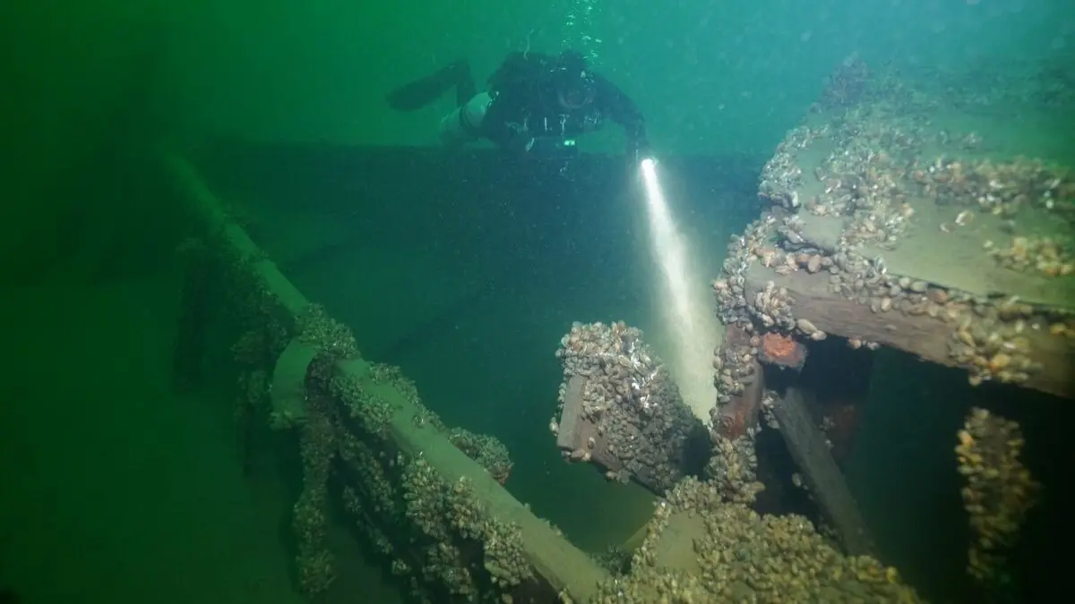 Unter Wasser: Ein Taucher begutachtet das Wrack eines Kaffenkahns auf dem Grund des Werbellinsees.
Ein Taucher begutachtet das Wrack eines Kaffenkahns im Werbellinsee