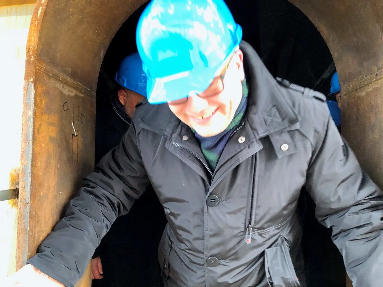 Thomas Günther - hier bei einer Besichtigung des damals noch im Bau befindlichen Netzpufferspeichers der Stadtwerke - ist als Bürgermeister auch Aufsichtsratsvorsitzender der Hennigsdorfer Stadtwerke.