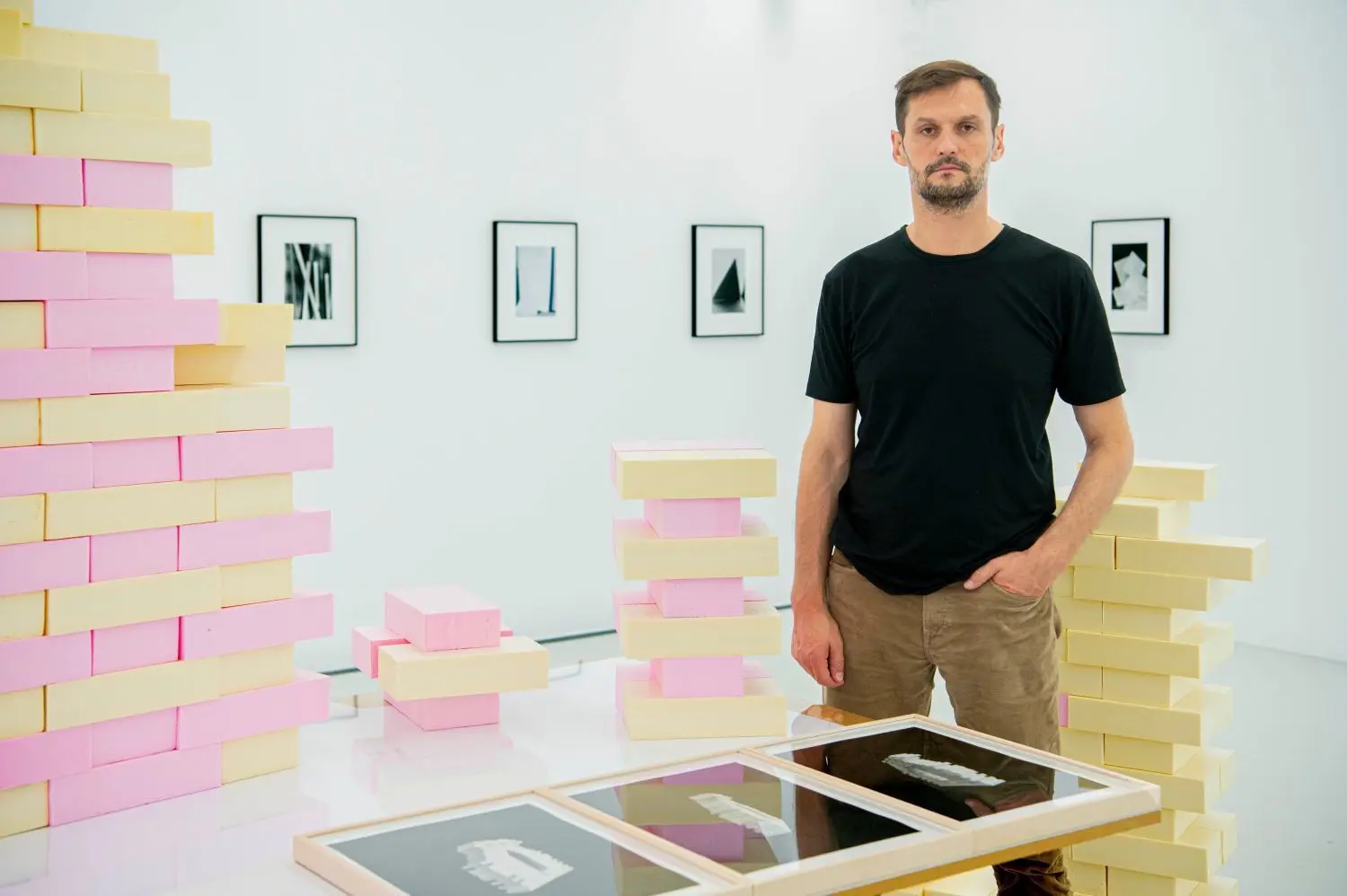 Der Fotograf Sven Gatter im Brandenburgischen Landesmuseum für moderne Kunst (BLMK), das seine Werkreihe "Echo Tektur" ausstellt.