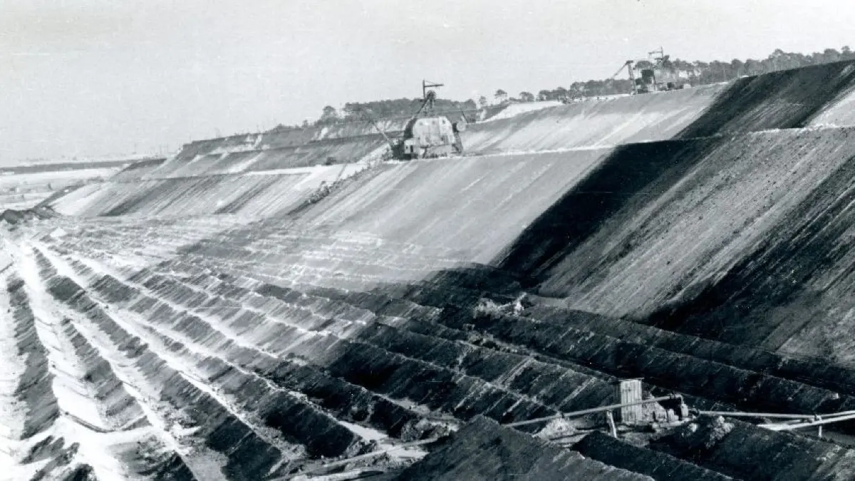 Der Tagebau Helene bei Frankfurt (Oder) in den 1950er Jahren, Blick von West nach Ost. Zu sehen sind die Bagger D850 und D600.
Tagebau Helenesee