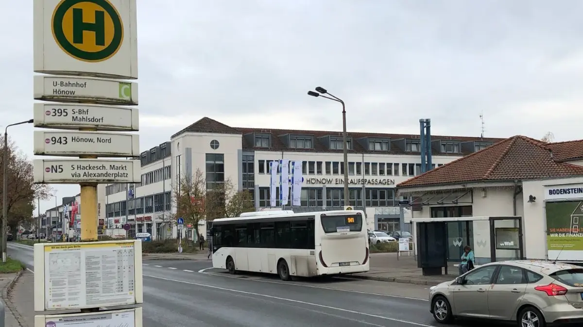 Wie geht es weiter mit dem Busverkehr zu bestimmten Zeiten? Fredersdorf-Vogelsdorf hat schon eine Entscheidung getroffen, in Hoppegarten und Neuenhagen steht sie noch aus.
Hönow Hoppegarten 5.11.2019 Bushalt am U-Bahnhof Hönow; Mahlsdorfer Straße HEP