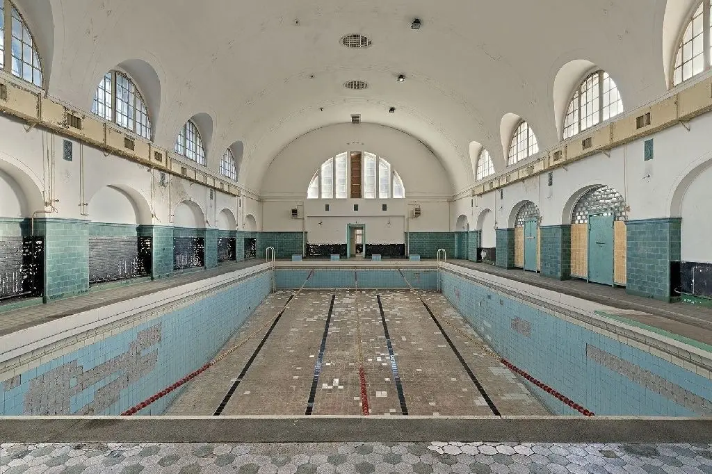 Hier zieht niemand mehr Bahnen: die aufgegebene Schwimmhalle im Stammlager des Heeres in Zossen-Waldstadt