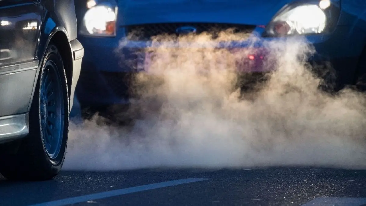 Abgase kommen auch aus dem Auspuff der Autos.
ARCHIV - 27.02.2018, Baden-Württemberg, Stuttgart: Abgase kommen aus dem Auspuff eines Autos. Heute (25.10.2019) berät der Bundestag über Gesetze zur Umsetzung des Klimaschutzprogramms 2030. Es geht unter anderem um höhere Steuern auf Flugtickets,die Erhöhung der Pendlerpauschale, eine neue Mobilitätsprämie und das Klimaschutz-Gesetz, das Verpflichtungen einzelner Bereiche wie Verkehr oder Landwirtschaft beim Einsparen von Treibhausgasen gesetzlich festschreibt. Foto: Marijan Murat/dpa +++ dpa-Bildfunk +++