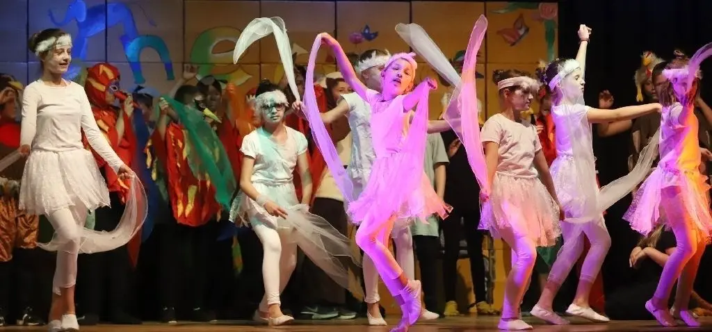 Elegant: Auch die Schwäne hatten beim Karneval der Tiere, der am Freitag in der Aula des Albert-Schweitzer-Gymnasiums aufgeführt wurde, einen Auftritt.