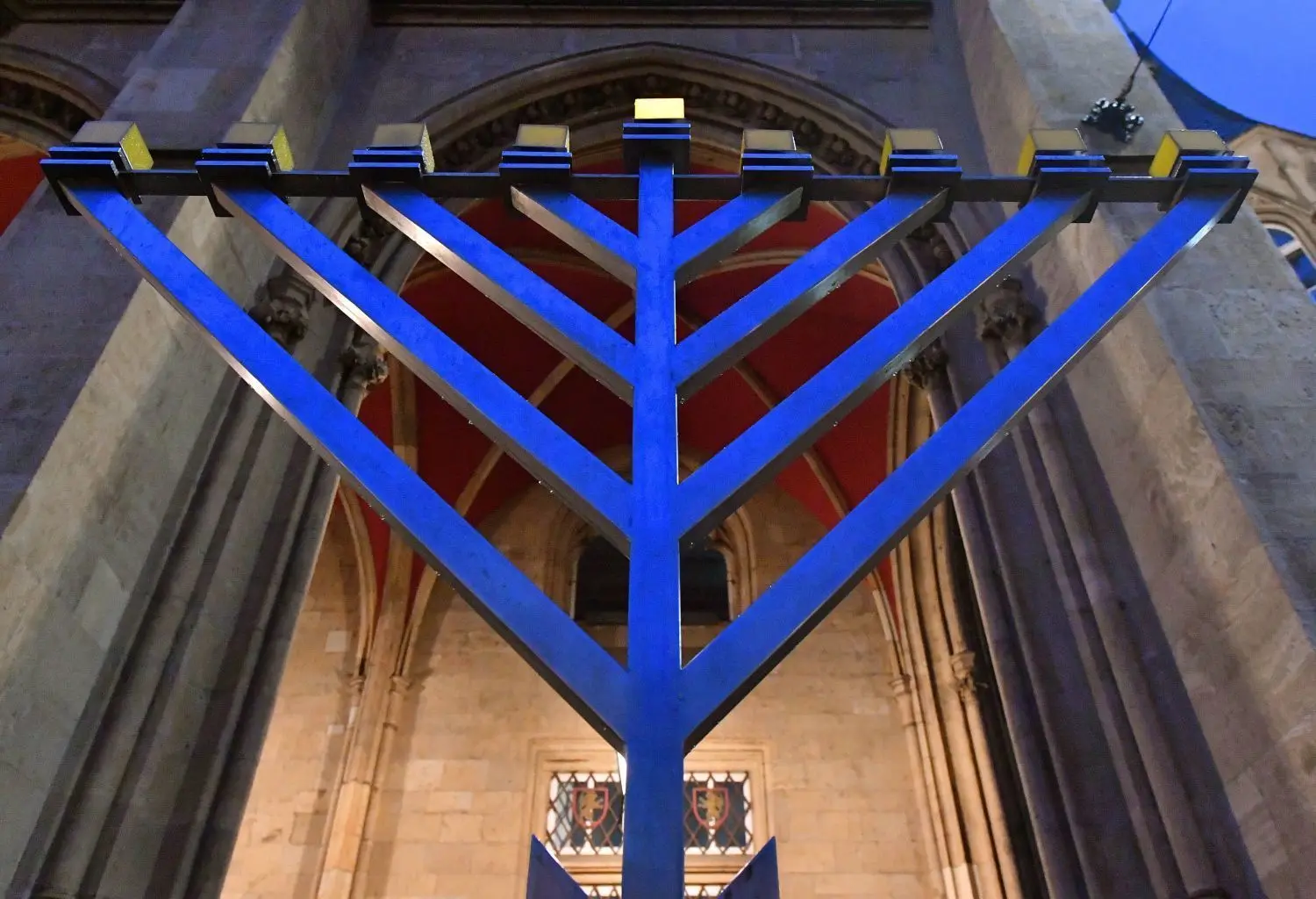 Weithin bekanntes Symbol: Ein Chanukka-Leuchter steht vor dem Erfurter Rathaus.