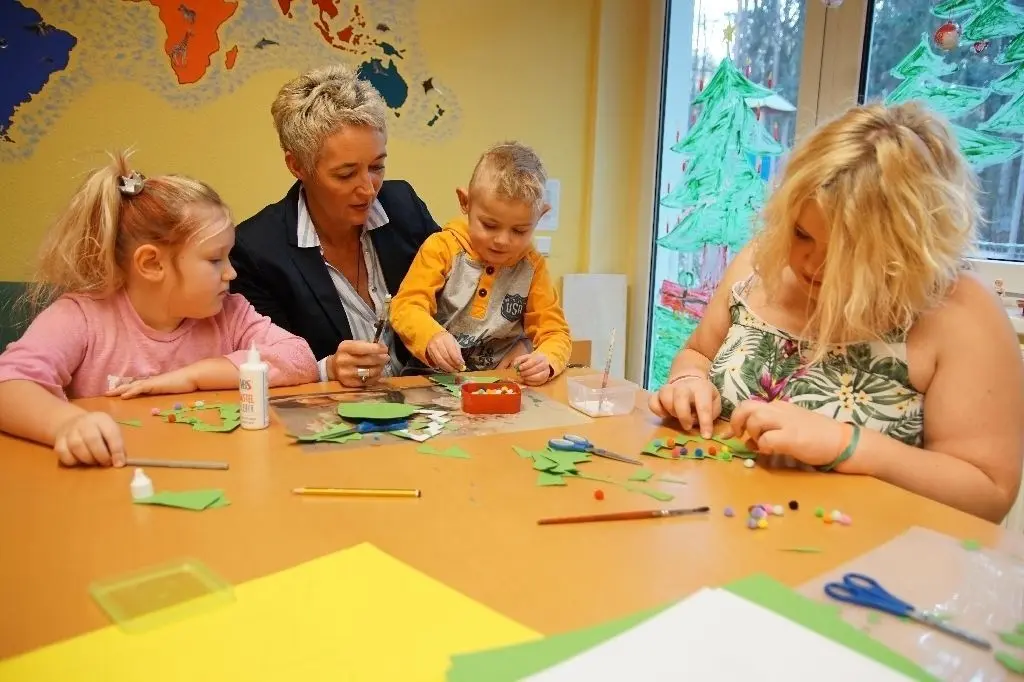 Als die Welt noch (fast) in Ordnung war: Sandra Bandholz (M.), Geschäftsführerin der Kindernachsorgeklinik, bastelt im November 2018 mit kleinen Patienten. Ein Jahr später kam für die Reha-Einrichtung das Aus.