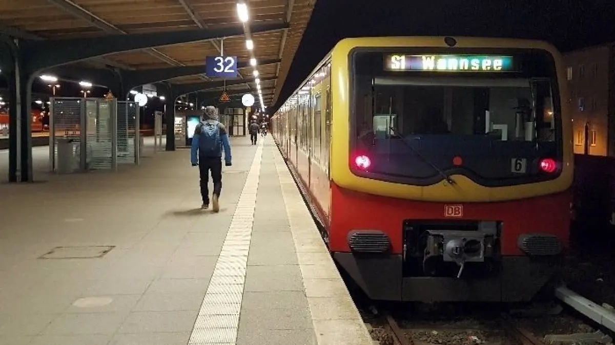 Auf dem Bahnhof Oranienburg gingen am Sonnabend mehrere Männer aufeinander los.
S-Bahn ÖPNV Bahn S1 Bahnhof Oranienburg Grote Bahnsteig