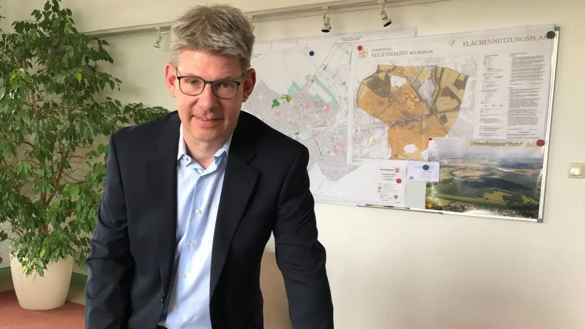 Steht Rede und Antwort: Bürgermeister Ansgar Scharnke
Neuenhagen bei Berlin: Bürgermeister Ansgar Scharnke (die Parteilosen) am 5. Juni 2020 in seinem Büro.