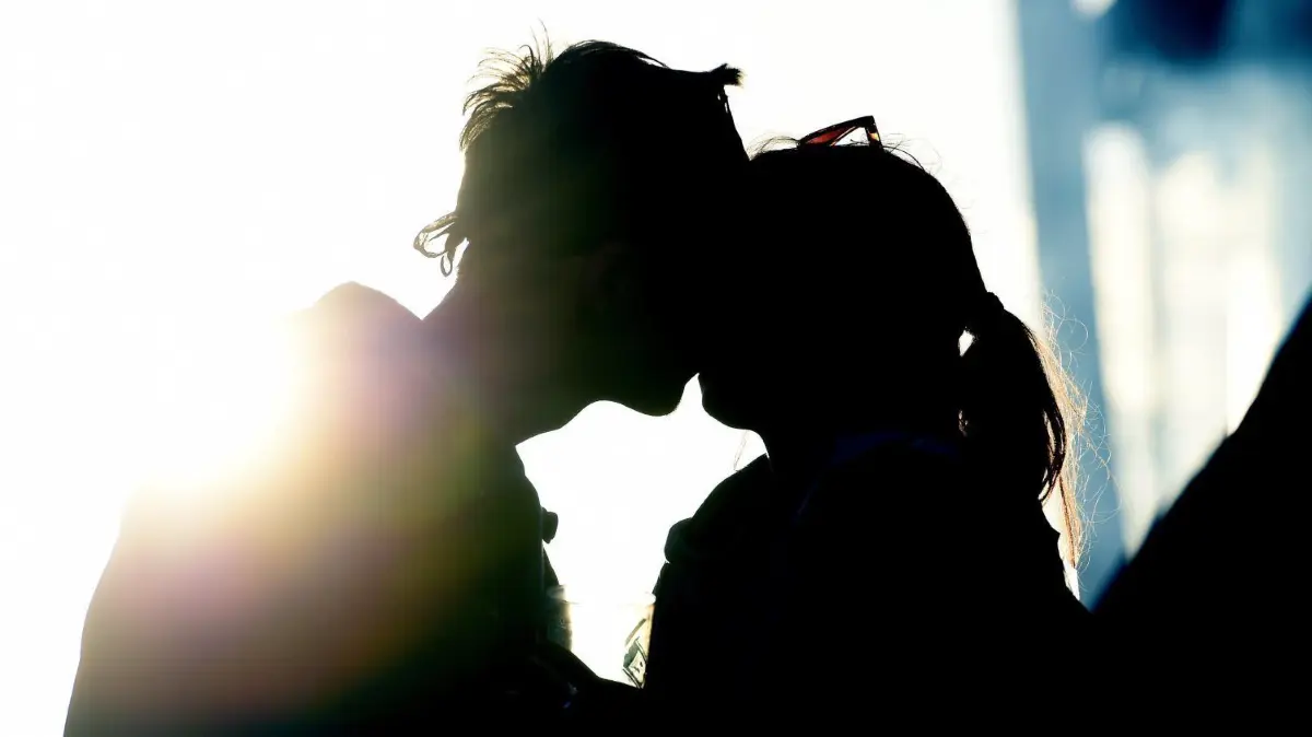 Die romantische Szene trügt: Kuss und Körperkontakt hat ein 40-Jähriger aus OSL bei seiner Ex gewaltsam erzwungen. Der Prozess wegen sexueller Nötigung wurde ihm am Amtsgericht Senftenberg gemacht (Symbolfoto).
Die romantische Idylle trügt: Frauen aus ganz Deutschland sind einem Heiratsschwindler zum Opfer gefallen. Der Prozess wurde ihm am Amstgericht Senftenberg gemacht.