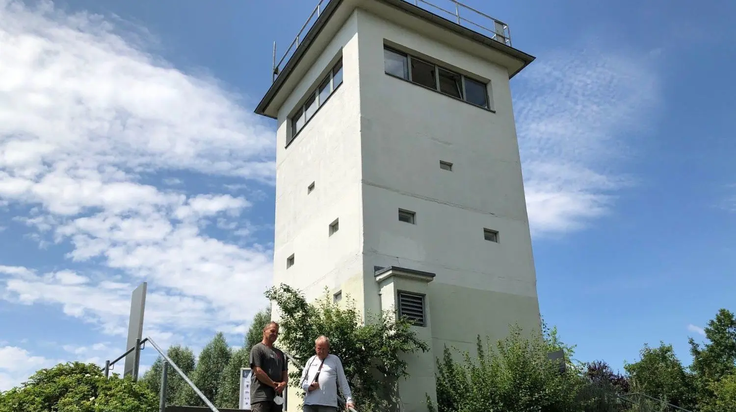 Werner Petzer (rechts) und Klaus Hübner gehören zu denen, die ehrenamtlich dafür sorgen, dass der Grenzturm in Nieder Neuendorf täglich geöffnet ist.