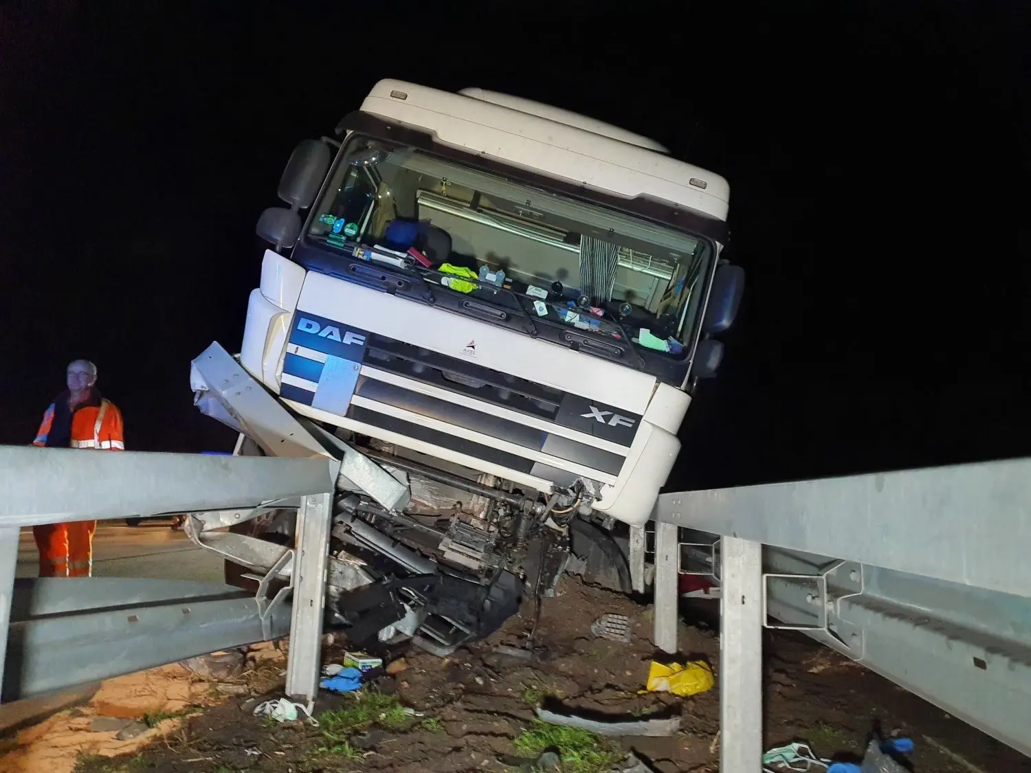 Aufgrund der verstärkten Mittelleitplanke krachte der Lkw nicht in die Gegenfahrbahn.