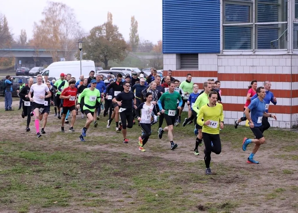 Start des 15. Eisenhüttenstädter Crosslaufes: Im weißen Dress mit der Nummer 21 läuft Carolin Mattern.