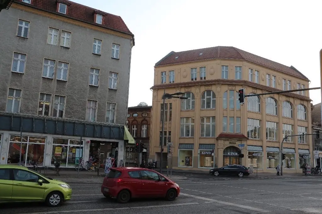 Glanz und Grau nebeneinander: Die Stadt hat mit Fördermitteln die Neugestaltung von Fassaden in der Innenstadt unterstützt. Nicht alle Hauseigentümer machen davon Gebrauch. Bis 2020 ist das aber noch möglich.