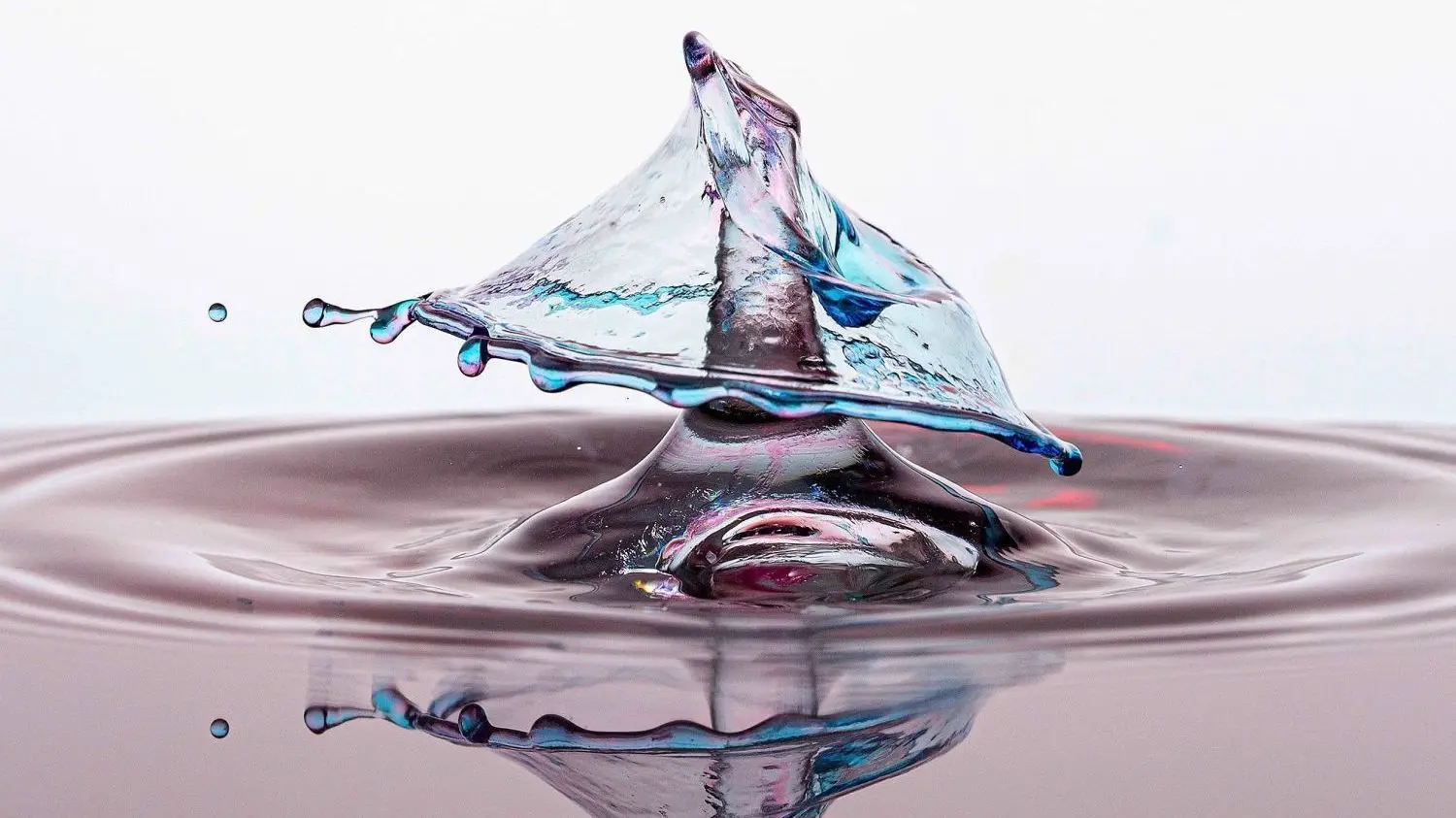 Für das menschliche Auge nicht sichtbar: Wie ein Schirm legt sich ein fallender Wassertropfen auf die nach oben steigende Säule eines anderen Tropfens.
