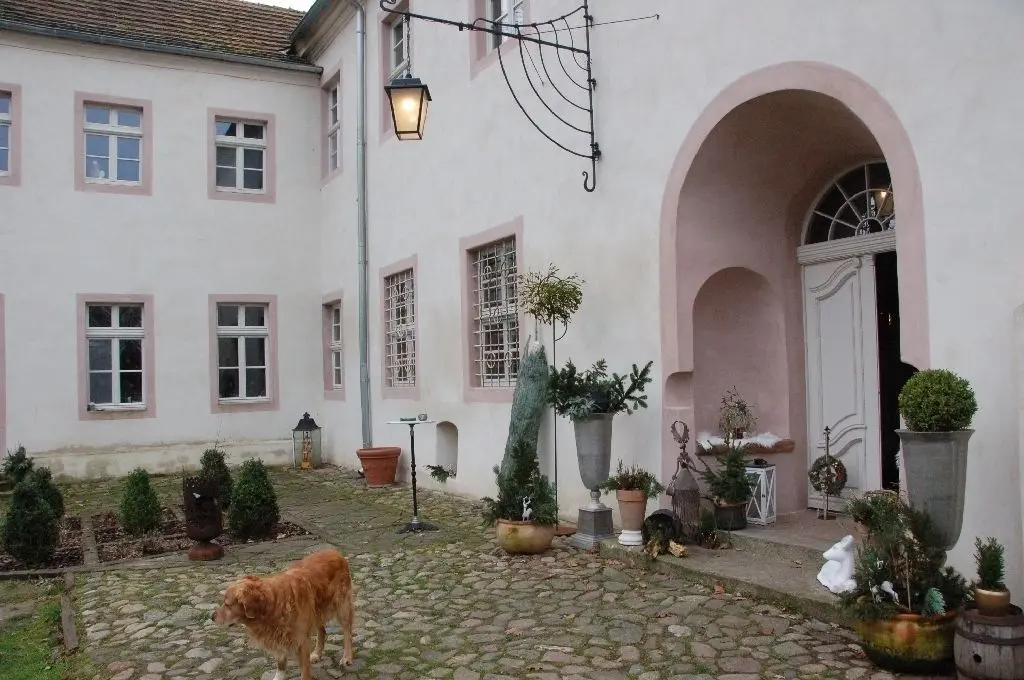 Weihnachts-Dekoration: Der Haupteingang zum Schloss, hier mit Familienhund "Gustav".