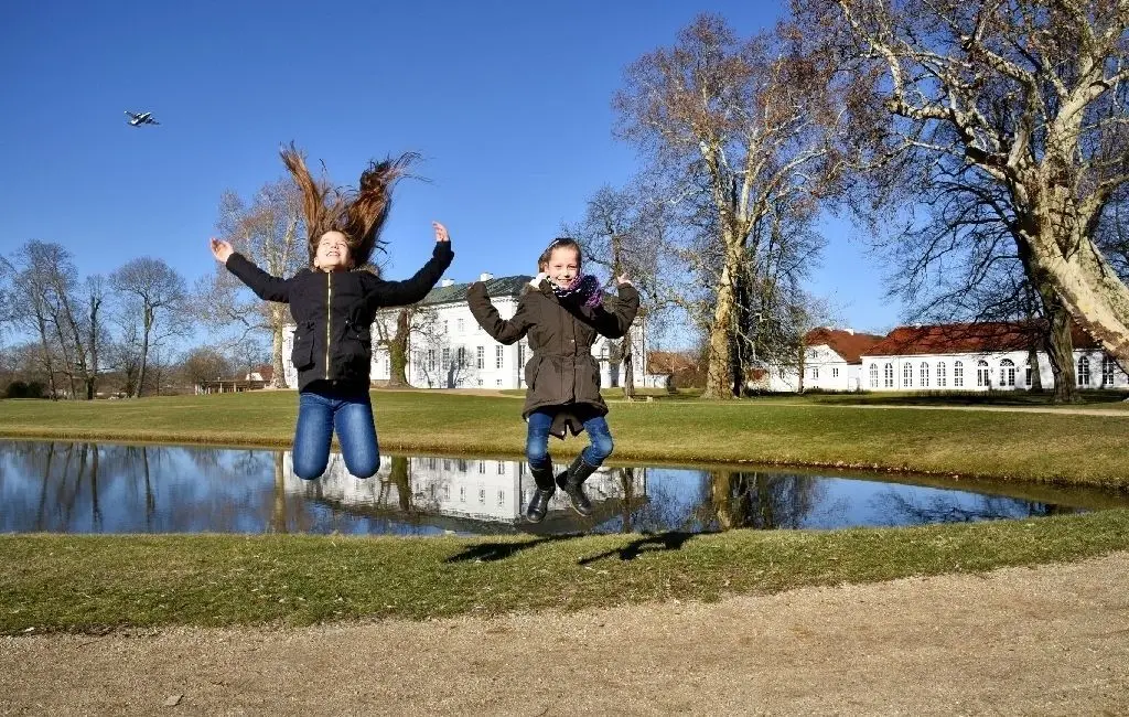 Luftsprünge: Djamila (10, l.) und Xolanda (8) aus Bad Freienwalde freuten sich im Februar mit Papa Dirk Wiemer über das traumhafte Wetter beim Spaziergang im Park, wo sie immer wieder etwas Neues entdecken. Danach wurde noch ausgiebig gemeinsam in der "Schloss-Brennerei" geschlemmt.
