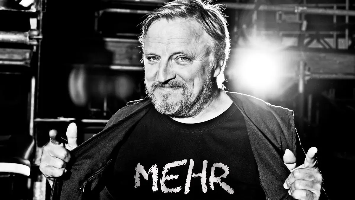 Vom Filmdreh auf die Bühne: Axel Prahl spielte schon als Jugendlicher Gitarre und lebte als Straßenmusiker in Spanien.
Axel Prahl