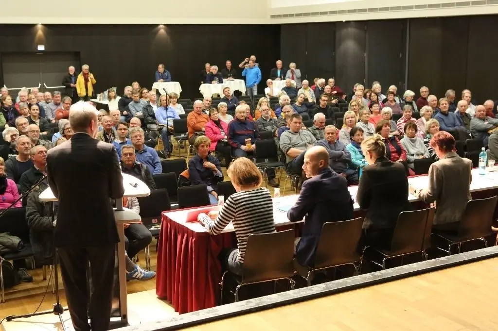 Rück- und Ausblick: Bürgermeister Ansgar Scharnke (l.) berichtete bei der Bürgerversammlung im Bürgerhaus vor rund 150 Zuhörern über aktuelle Projekte der Gemeinde.