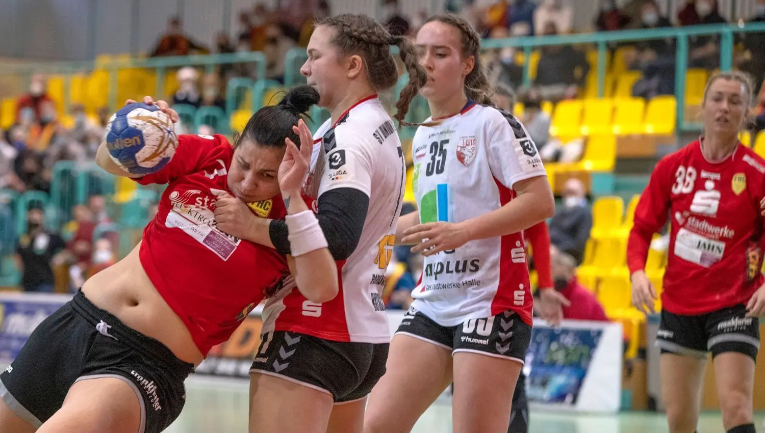 Frankfurter HC gegen Union Halle-Neustadt II (42:27) Kreisläuferin Kamila Szczecina setzt sich am Kreis gegen Jessica Riutsch und Isabelle Roesner durch. Sie zählte mit fünf Treffern zu den besten FHC-Torschützinnen, brach sich aber in der zweiten Halbzeit die linke Hand und musste ins Klinikum gebracht werden.