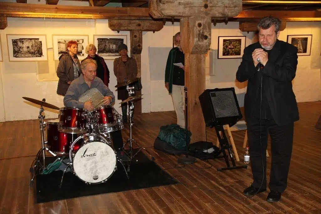 Vernissage von "Kultur-Bau-Landschaft" der Grenzland-Fotografen im Kunstspeicher Friedersdorf: Stefan Hessheimer (r.) ist nicht nur ein Akteur, sondern sorgte mit Ralph Weber (Schlagzeug) als Duo Bowu Okasa auch für die musikalische Umrahmung der Ausstellungseröffnung. Dabei hielt auch Christian Gehlsen (Sachsendorf, Mitte) eine Laudatio.