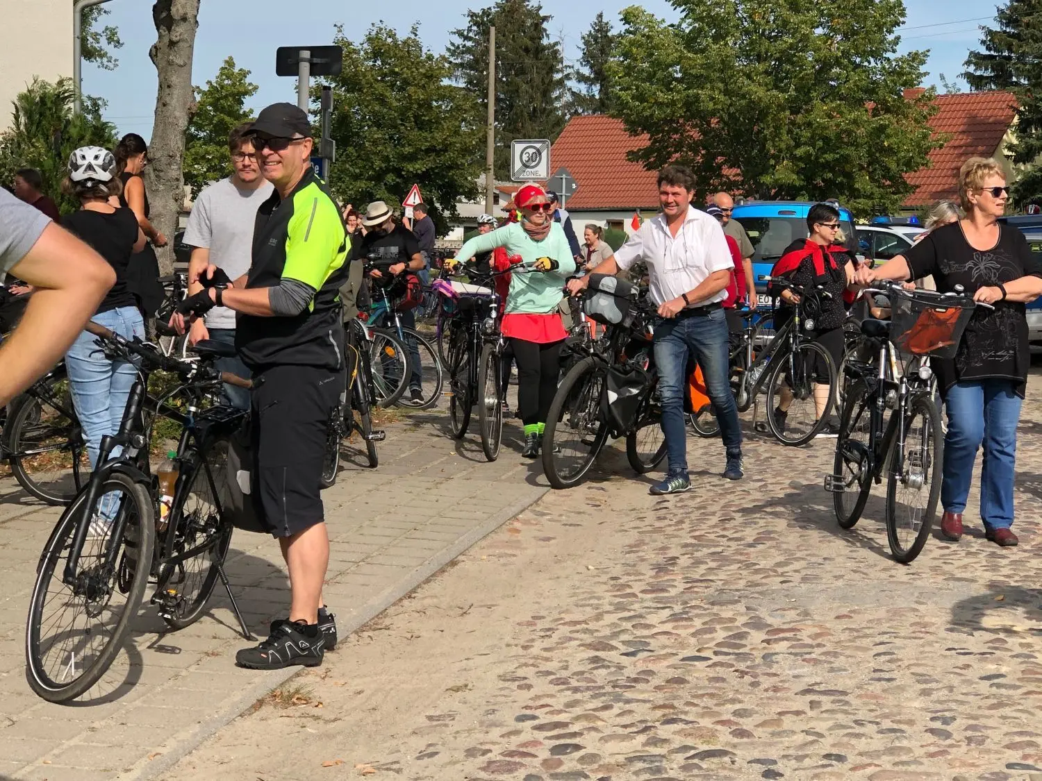 Ankunft der Nachbarn aus dem Mühlenbecker Land: Die Bürgerinitiative Radweg 21 demonstrierte mit einer Sternfahrt nach Wensickendorf. Dort unterschrieben die Ortsvorsteher von Kreuzbruch, Zehlendorf, Schmachtenhagen, Wensickendorf, Zühlsdorf und Mühlenbeck eine Petition an den Landtag.