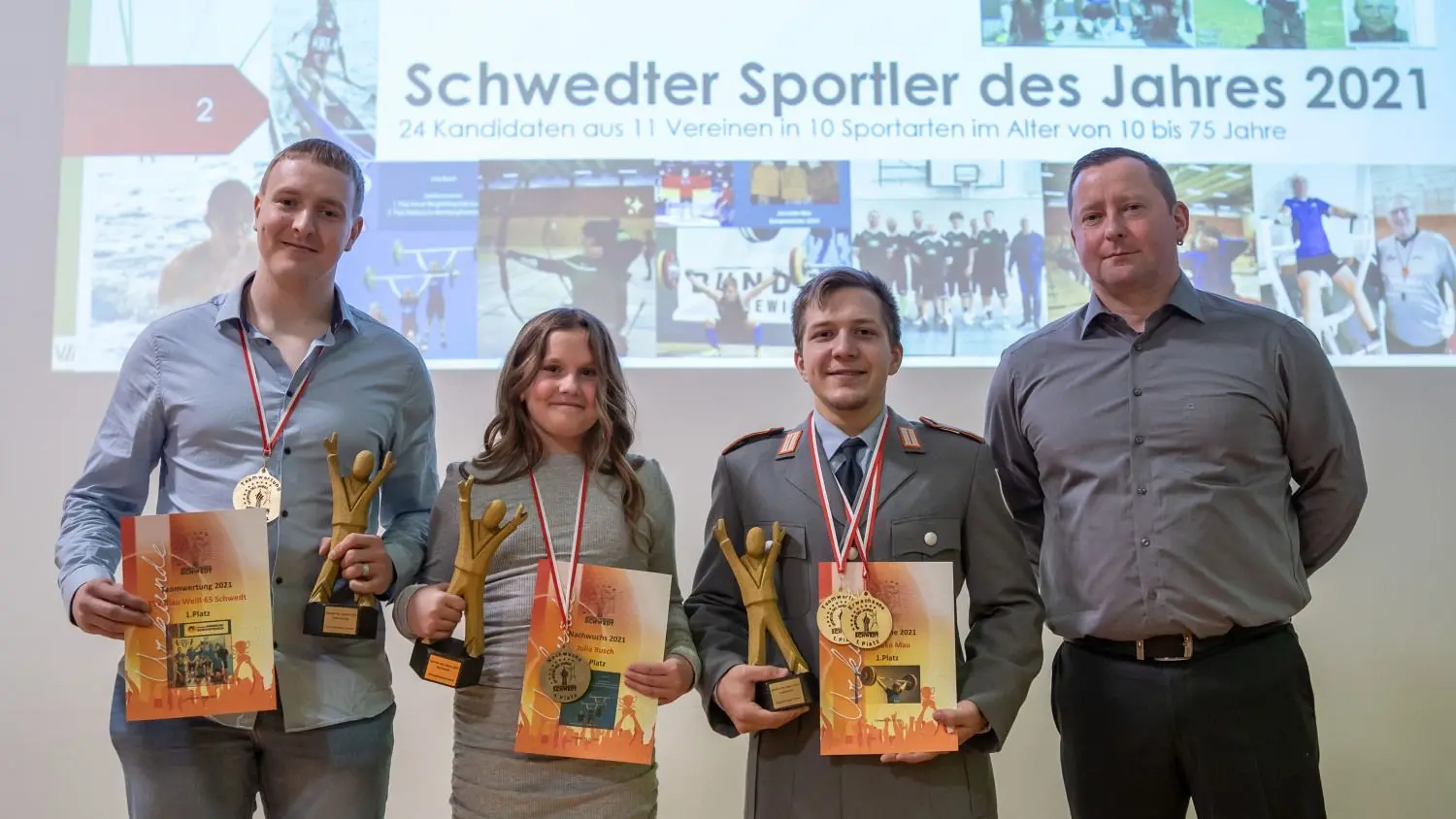 Auszeichnung: Bei der Wahl der Sportler des Jahres 2021 siegten die Gewichtheber in den Kategorien Team, Erwachsene und Nachwuchs: Bundesliga-Mannschaftsmitglied Ken Fischer, Julia Busch, Jon Luke Mau und Trainer Jan Schulze (v.l.)