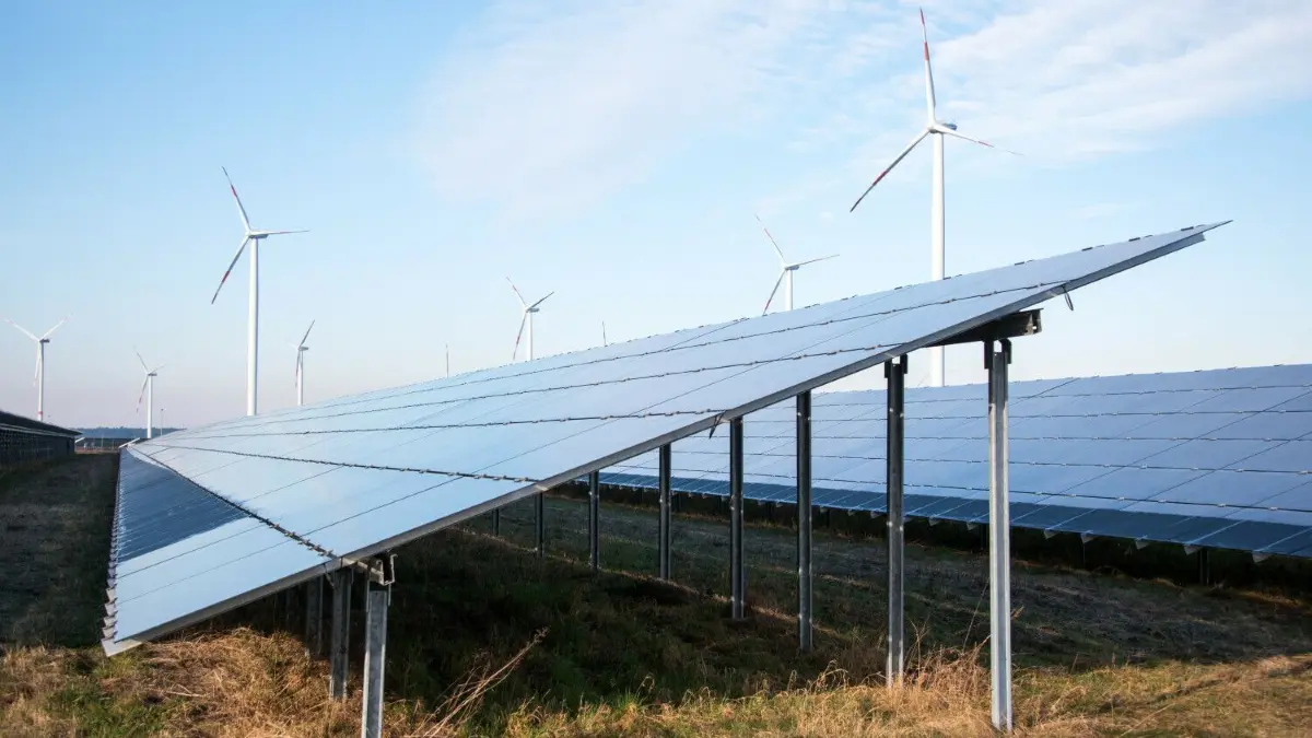 Im Klimaschutzgesetz des Landes sollen Photovoltaik und Windkraft eine größere Rolle spielen.
02.03.2022, Mecklenburg-Vorpommern, Lübesse: Blick auf einen Solarpark, im Hintergrund sind Windräder zu sehen. Foto: Daniel Bockwoldt/ZB/dpa +++ dpa-Bildfunk +++