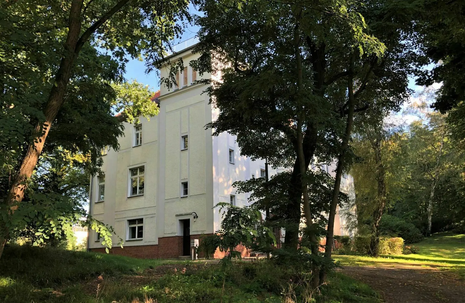 Einst hat der Direktor des Observatoriums Richard Aßmann in dem Haus gewohnt, begrüßte zur Einweihung dse Observatoriums am 16. Oktober 1905 den Kaiser Wilhelm II. zur Einweihung.