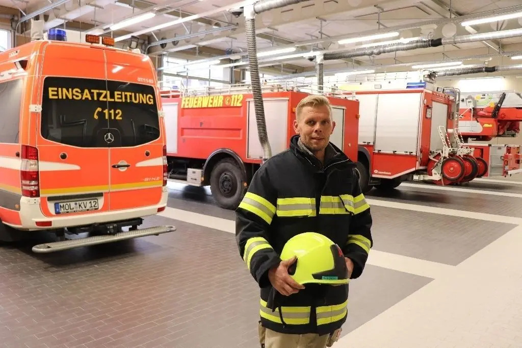 Im neuen Haus: Stadtbrandmeister René Erdmann. Hier wird vom 24. bis 26. April Einweihung gefeiert.