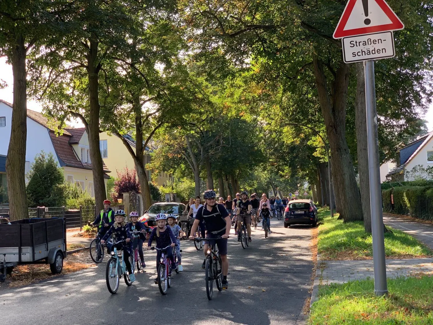 Der Bedarf für eine sichere Rad-Verbindung von Glienicke nach Hermsdorf ist da: Das wurde auf einer Demonstration der BI Verkehrsberuhigung im September deutlich.