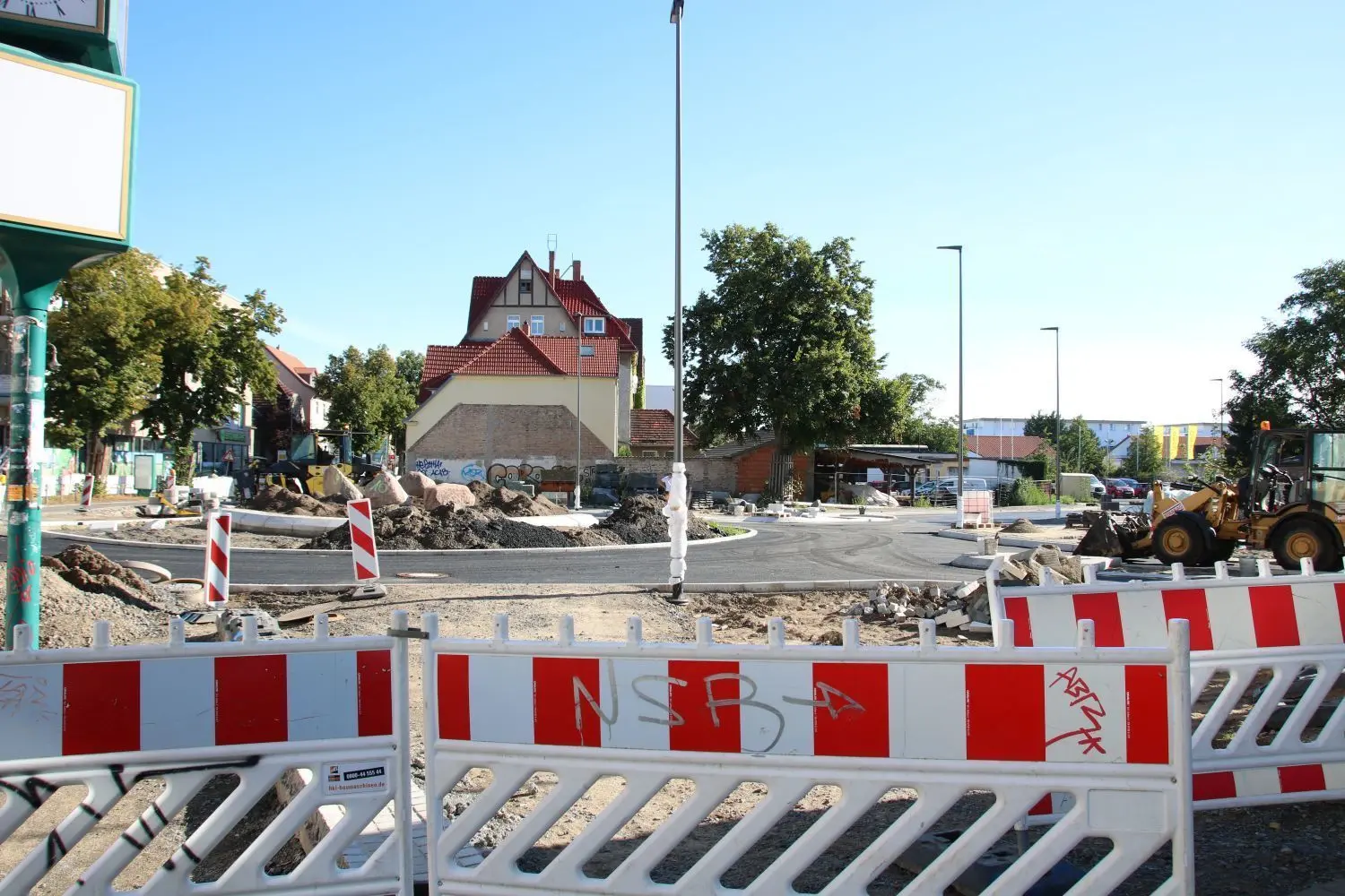 Der neue Kreisverkehr an der Bahnhof- Ecke Poststraße in Falkensee nimmt immer mehr Form an. Hier der Blick aus dem Fußgängertunnel kommend. Rechts ist die neue Einfahrt zum Akazienhof zu sehen.