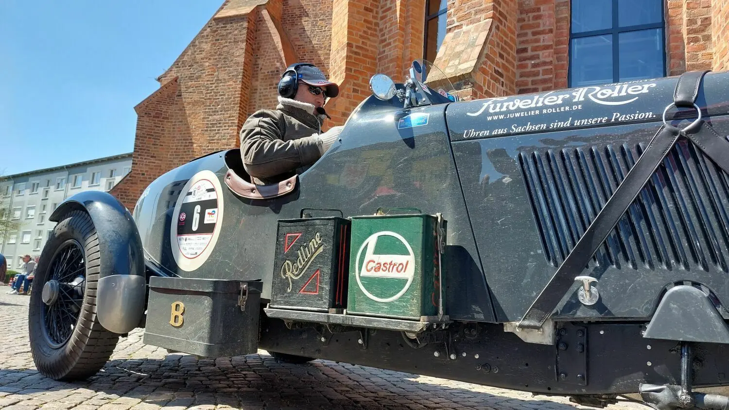 Verwegen: Der Fahrer dieses Vorkriegs-Bentley steuerte den Wagen in zeitgenössischem Zwirn.