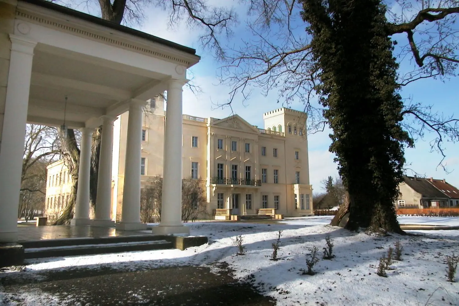 Schloss Steinhöfel hat einen neuen Eigentümer. Die Bibliothek (rechts) war in der Vergangenheit ein beliebter Hochzeitsort.