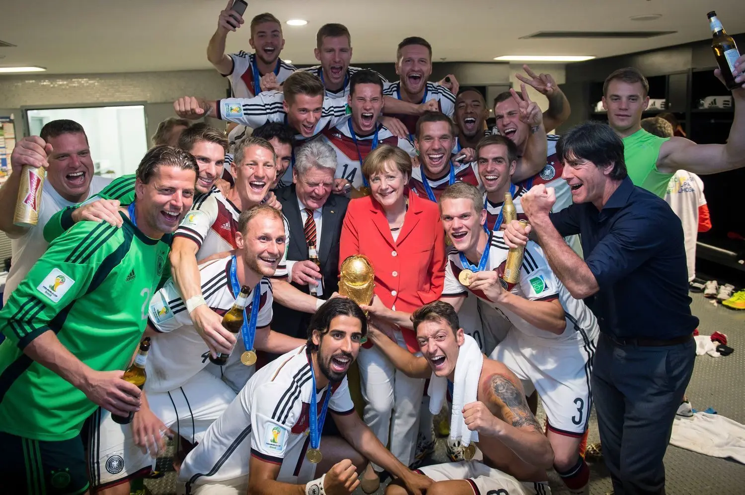 Ein Glanz, der auch auf die Politik abstrahlt: Angela Merkel und Bundespräsident Joachim Gauck mit der DFB-Nationalmannschaft nach dem Gewinn des Endspiels der Fußball-Weltmeisterschaft 2014 in Brasilien.  Gemeinsam vor die Kameras: Die Kanzlerin und der damalige Finanzminister Peer Steinbrück versichern am 05.10.2008 im Bundeskanzleramt angesichts der Bankenkrise, dass die EInlagen der Sparer sicher sind.  Ehrgeiziges und aufstrebendes Talent der CDU: Angela Merkel 1995 als Umweltministerin. Die Medienkompetenz kam später hinzu.