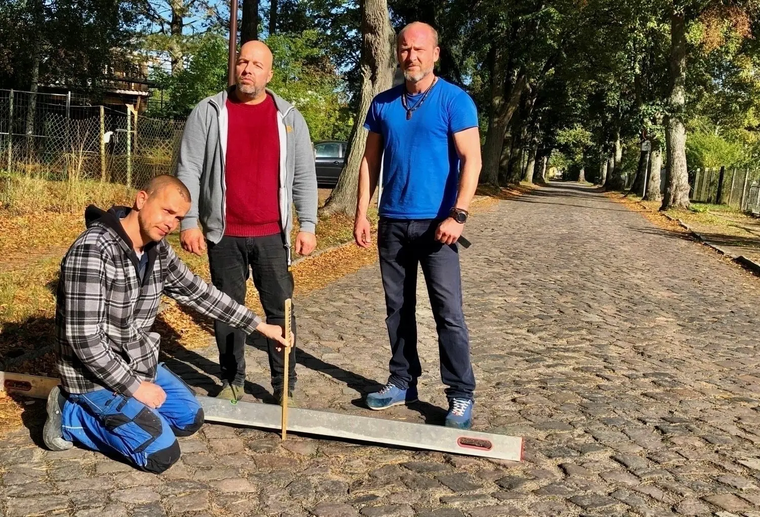 Biesenthal, Beethovenstraße: Mark Kraus, Nicky Schibilski und Sebastian Ehling (v. l..) begutachten den Straßenkörper, der sich immer mehr absenkt.