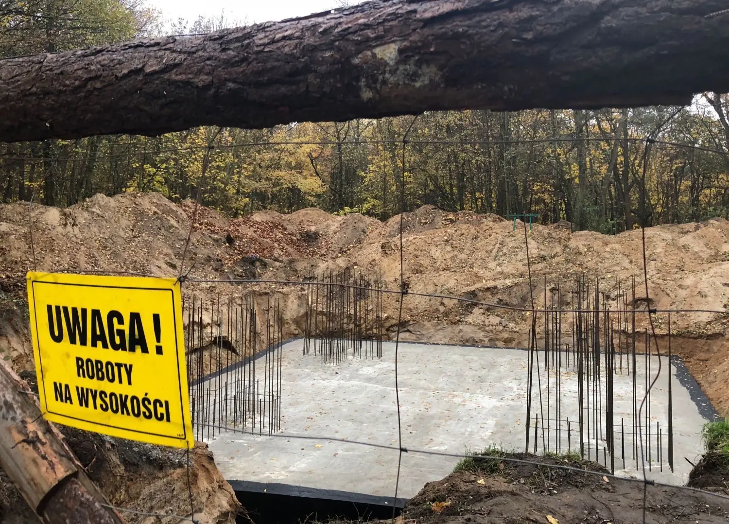 Die „Arbeiten in der Höhe“, vor denen das Schild warnt, sind noch nicht ganz so weit fortgeschritten: Erstmal ist das Beton-Fundament des Kleistturms in Słubice gegossen.