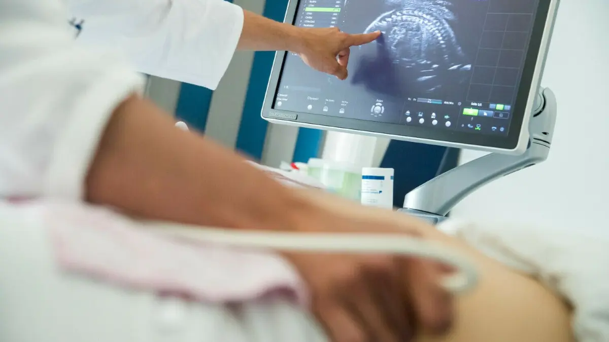 Den Ultraschall bei einer ungewollt schwangeren Frau gestalten manche Frauenärzte anders, als bei Frauen, die ihr Kind behalten wollten.
ARCHIV - Der Verlauf einer Schwangerschaft wird durch regelmäßige Ultraschall-Untersuchungen überwacht. Foto: Daniel Karmann/dpa/dpa-mag - Honorarfrei nur für Bezieher des Dienstes dpa-Magazin +++ dpa-Magazin +++