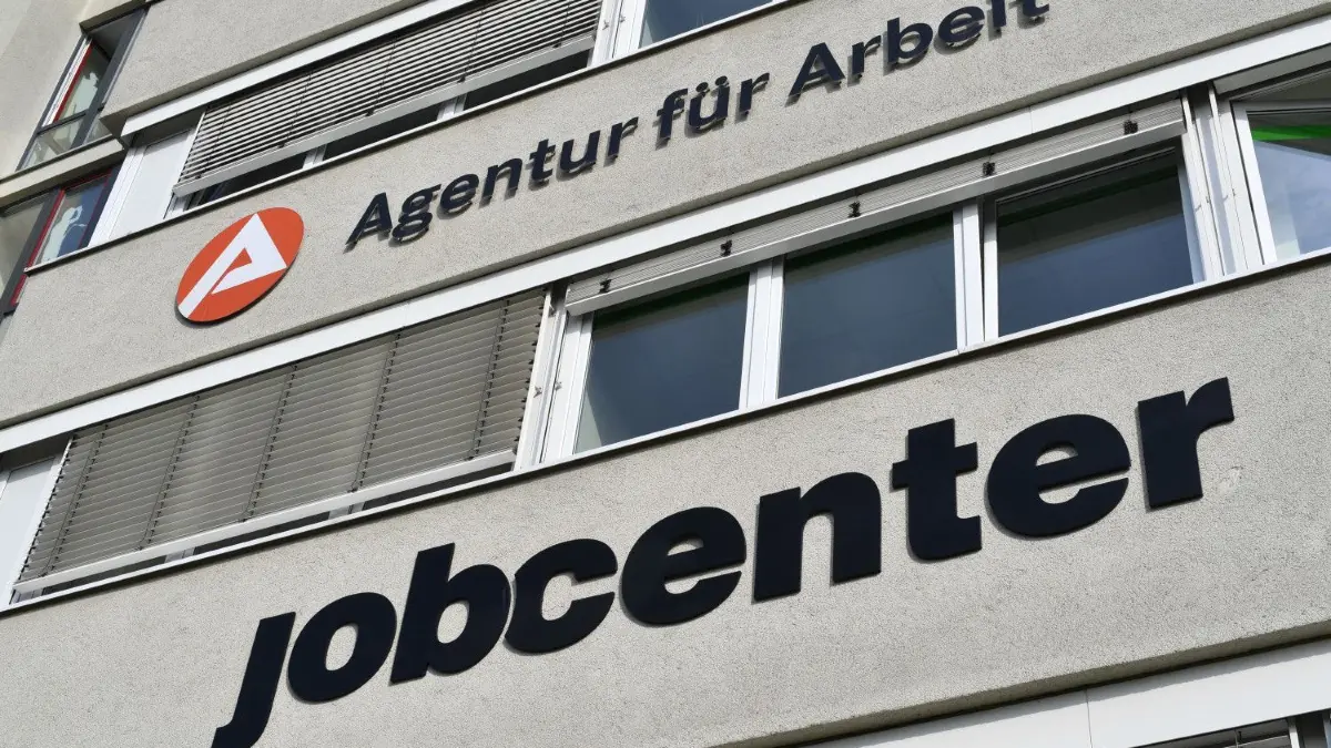 Die Arbeitslosigkeit ist in Brandenburg im Januar noch einmal deutlich gestiegen. Eine Verbesserung der Situation scheint nicht in Sicht. (Symbolbild)
ARCHIV - 28.08.2018, Thüringen, Weimar: Ein Gebäude der Agentur für Arbeit - das Jobcenter. (Zu dpa «Agentur gibt Einblick in Thüringer Arbeitsmarktdaten für Januar») Foto: Jens Kalaene/ZB/dpa +++ dpa-Bildfunk +++