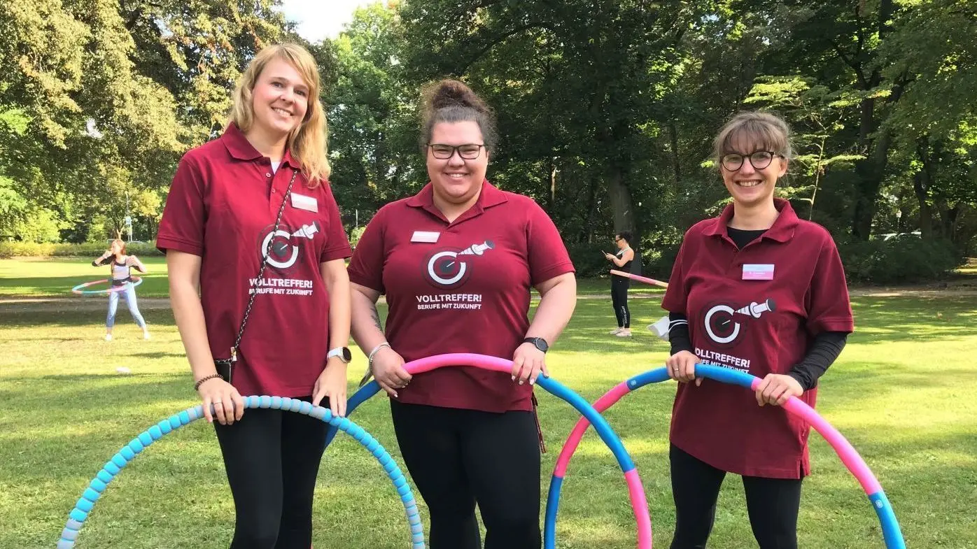 Ein Hula-Hoop-Event, bei dem Geld für die DKMS gesammelt wurde, haben Stefanie Kühl-Kirsch, Lisa Hollendorf und Katharina Jeschke (von links) von der Personalabteilung der Ruppiner Kliniken als Ersatz für den coronabedingt ausgefallenen Gesundheitstag der Kliniken organisiert. Dabei wurden für jede Minute, die die Mitarbeiter hulern, jeweils fünf Euro von den Kliniken gespendet. Schon nach zwei Stunden waren so hunderte Euro zusammengekommen.