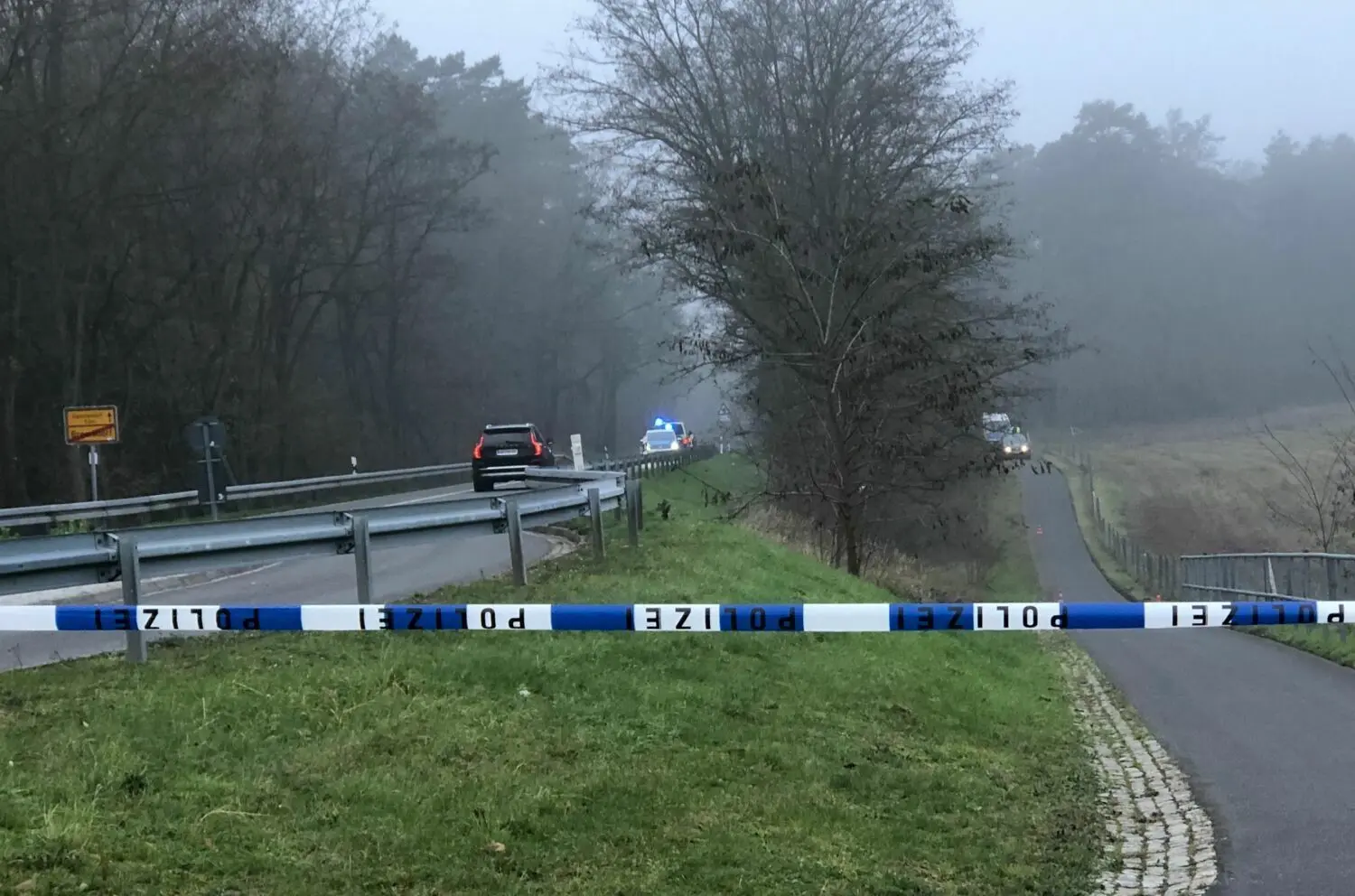 Ortsausgang Bremsdorf, Richtung Dammendorf: Die Polizei hat den Ort, an dem die männliche Leiche gefunden wurde, großräumg abgesperrt.