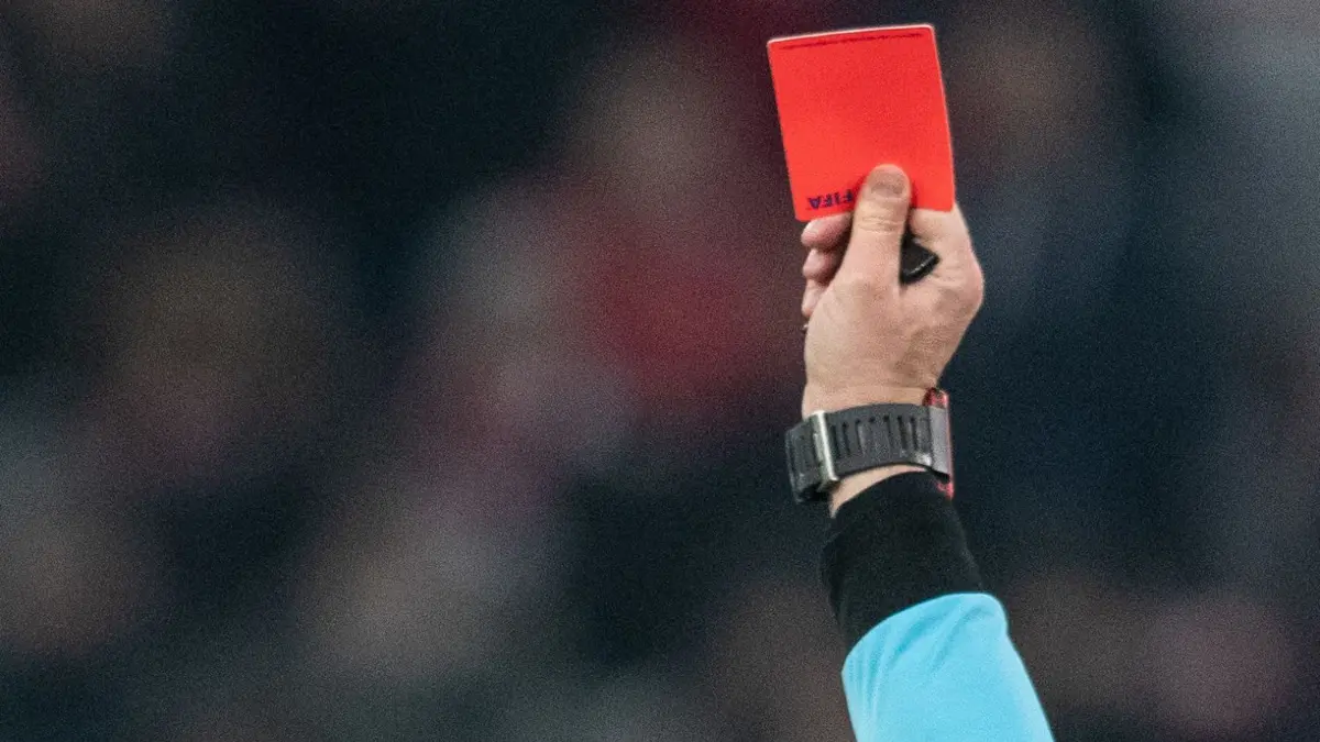 Die Ausschreitungen beim Ulmer Stadtpokal haben ein Nachspiel. Das Urteil im Wortlaut.
18.01.2020, Nordrhein-Westfalen, Düsseldorf: Fußball: Bundesliga, Fortuna Düsseldorf - Werder Bremen, 18. Spieltag in der Merkur Spiel-Arena: Der Schütze des 1:0, Niklas Moisander von Bremen, bekommt von Schiedsrichter Felix Brych die rote Karte gezeigt. Foto: Bernd Thissen/dpa - WICHTIGER HINWEIS: Gemäß den Vorgaben der DFL Deutsche Fußball Liga bzw. des DFB Deutscher Fußball-Bund ist es untersagt, in dem Stadion und/oder vom Spiel angefertigte Fotoaufnahmen in Form von Sequenzbildern und/oder videoähnlichen Fotostrecken zu verwerten bzw. verwerten zu lassen. +++ dpa-Bildfunk +++