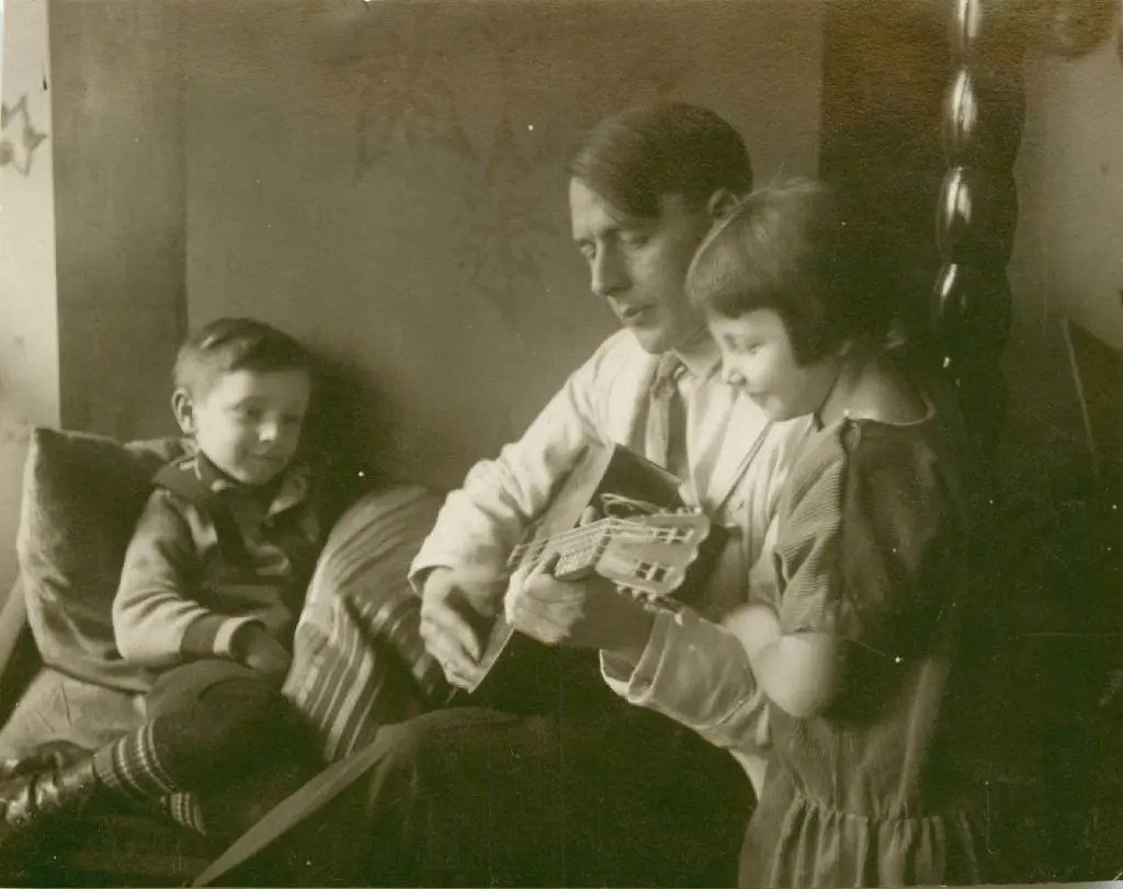 Er komponierte auch: Wolfgang Kaskeline um 1926 mit seinen Kindern Horst und Sigrid