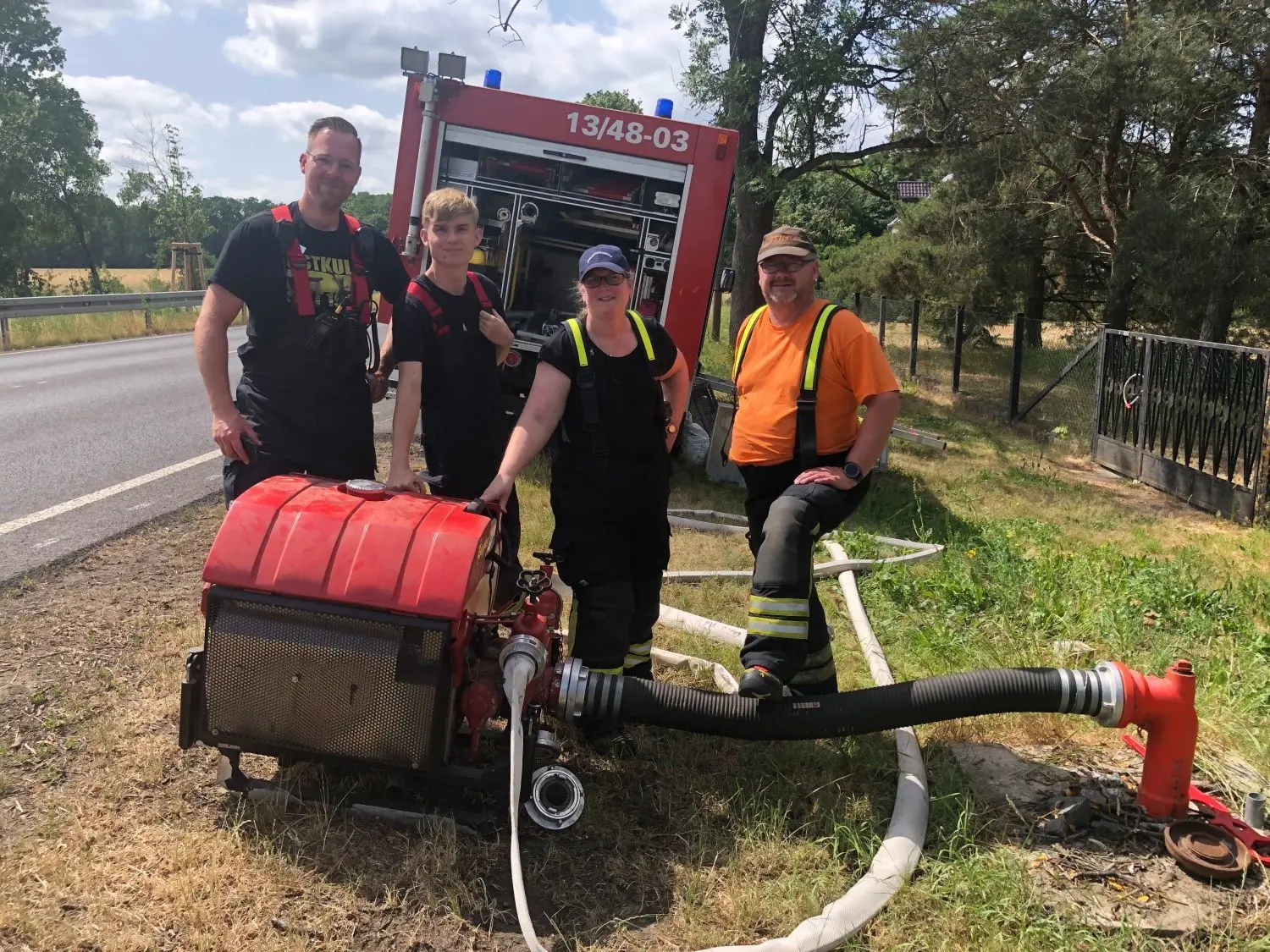 Im Einsatz beim Waldbrand in Bötzow: André Hildbrandt, Nick Kosslitz, Jeannine Hamel und Nico Hamel waren für die Betankung der Löschfahrzeuge verantwortlich.
