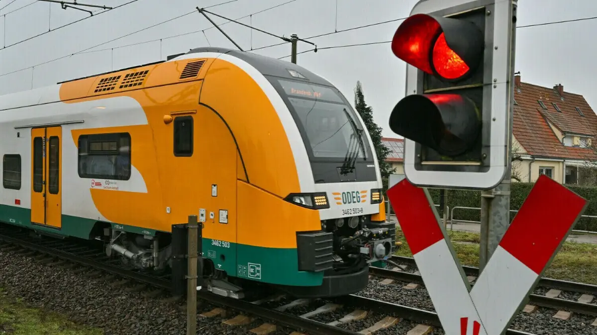 Beim RE1 zwischen Frankfurt (Oder) und Berlin gibt es Fahrplanänderungen.
ARCHIV - 21.12.2022, Brandenburg, Jacobsdorf: Der Regionalexpress RE1 der Ostdeutschen Eisenbahngesellschaft (Odeg) fährt am Bahnhof Jacobsdorf in Richtung Berlin an einer geschlossenen Schranke vorbei. Die Verkehrsprobleme im Regionalverkehr zwischen Berlin und Brandenburg dürften aus Sicht der Ostdeutschen Eisenbahngesellschaft (Odeg) noch einige Wochen andauern. (zu dpa: «Odeg-Geschäftsführer: Probleme im Regionalverkehr dauern weiter an») Foto: Patrick Pleul/dpa +++ dpa-Bildfunk +++