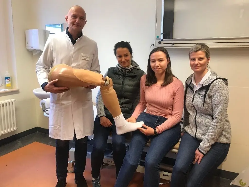 Das ist die neue Prothese: Chefarzt Dr. Jens Osel in seinem Behandlungszimmer mit seiner Patientin Iwona Lewandowska (2. v. r.) sowie Christin Rabe und Iken Höntzsch (r.) vom Sanitätshaus Schadock