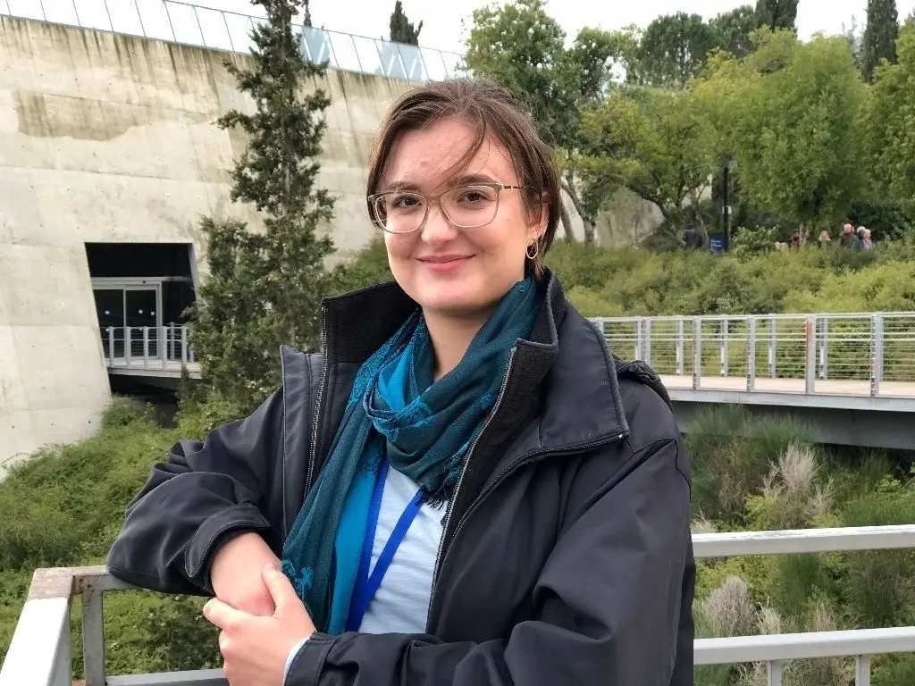 Lebt für den Freiwilligendienst ein Jahr lang in Israel: Hanna Safarov vor dem Museum der Gedenkstätte Yad Vashem