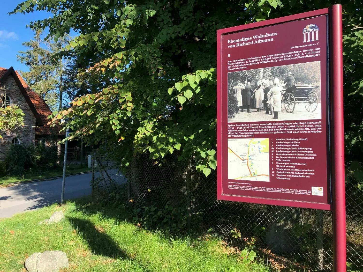 Ein Schild vom Verein Wettermuseum erinnert an der Straße Am Observatorium, Ecke Schulstraße in Lindenberg an die Geschichte.